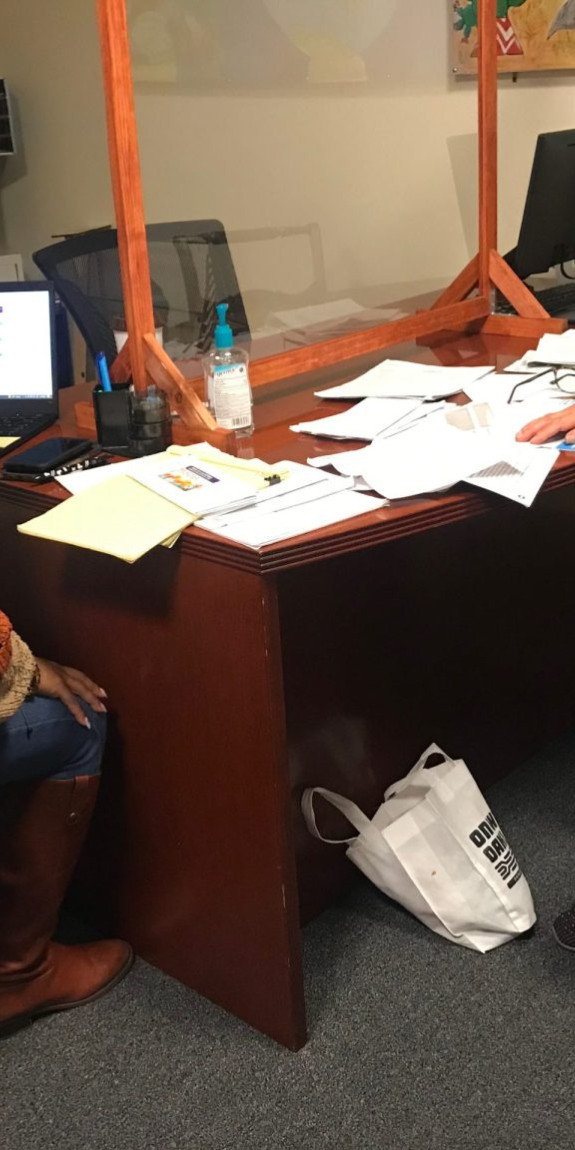 Health educator Ana Hernandez works with Maria Esther Jimenez, a client, at the Fruitvale – San Antonio Senior Center in Oakland. Hernandez, who works for La Clínica, frequently stops at the senior center to help people enroll in Medi-Cal, the state’s Medicaid program. Credit: Claudia Boyd-Barrett / El Timpano.