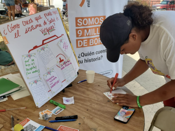 9 Millones table at the Vieques Arepa Festival, where we were conducting a survey. (2024. Photo taken by Lymarie Rodríguez)
